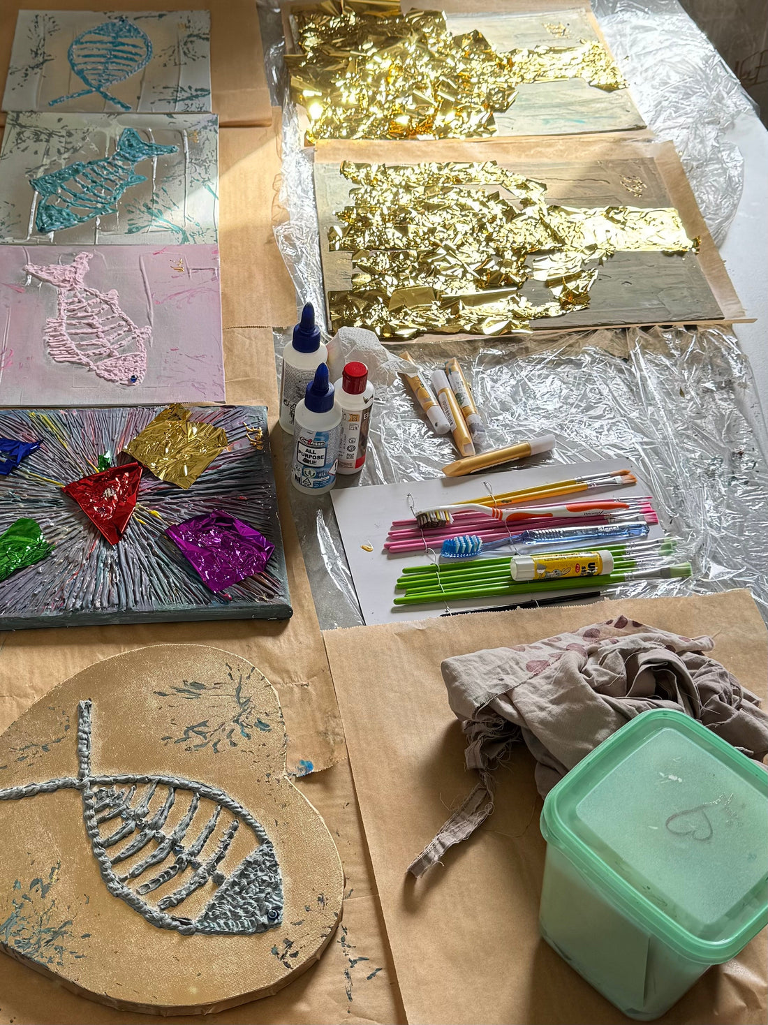 Atelier NaE Design coulisses création feuille d'or argent et dorées textures artisanales décoration artistique