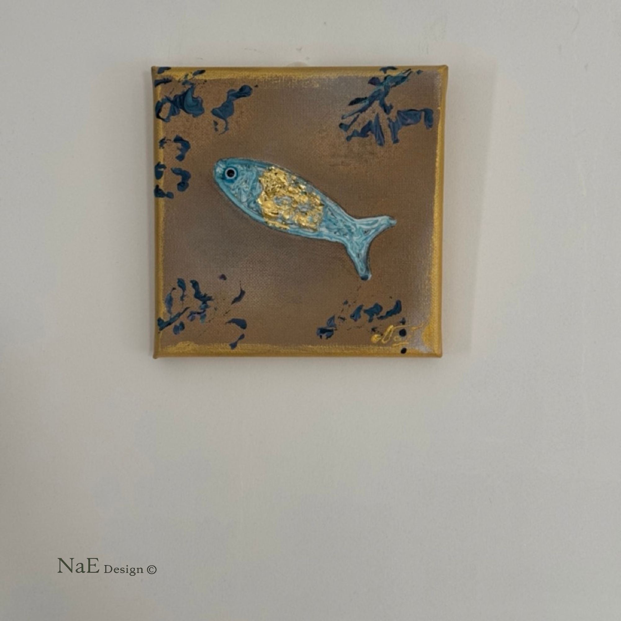 Toile texturée d'un poisson bleu et or