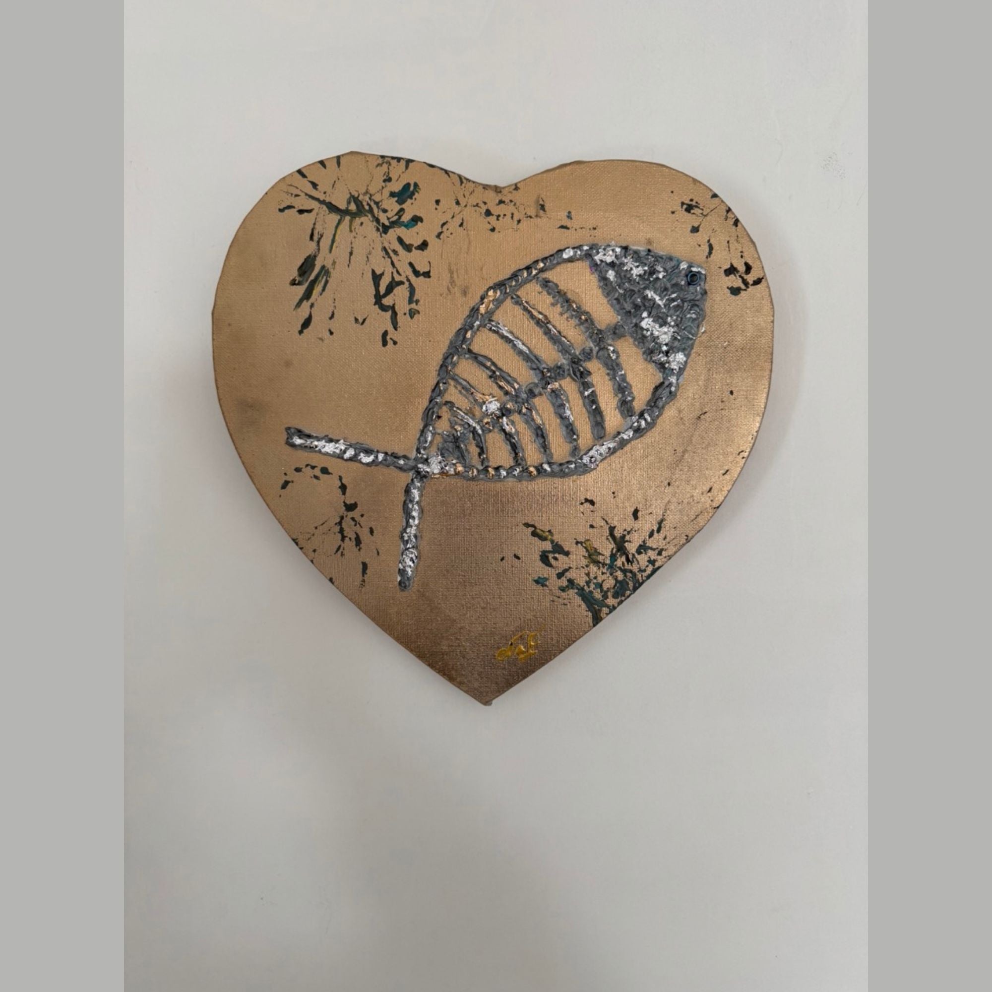tableau en forme de cœur avec poisson en relief et finitions dorées et argentées