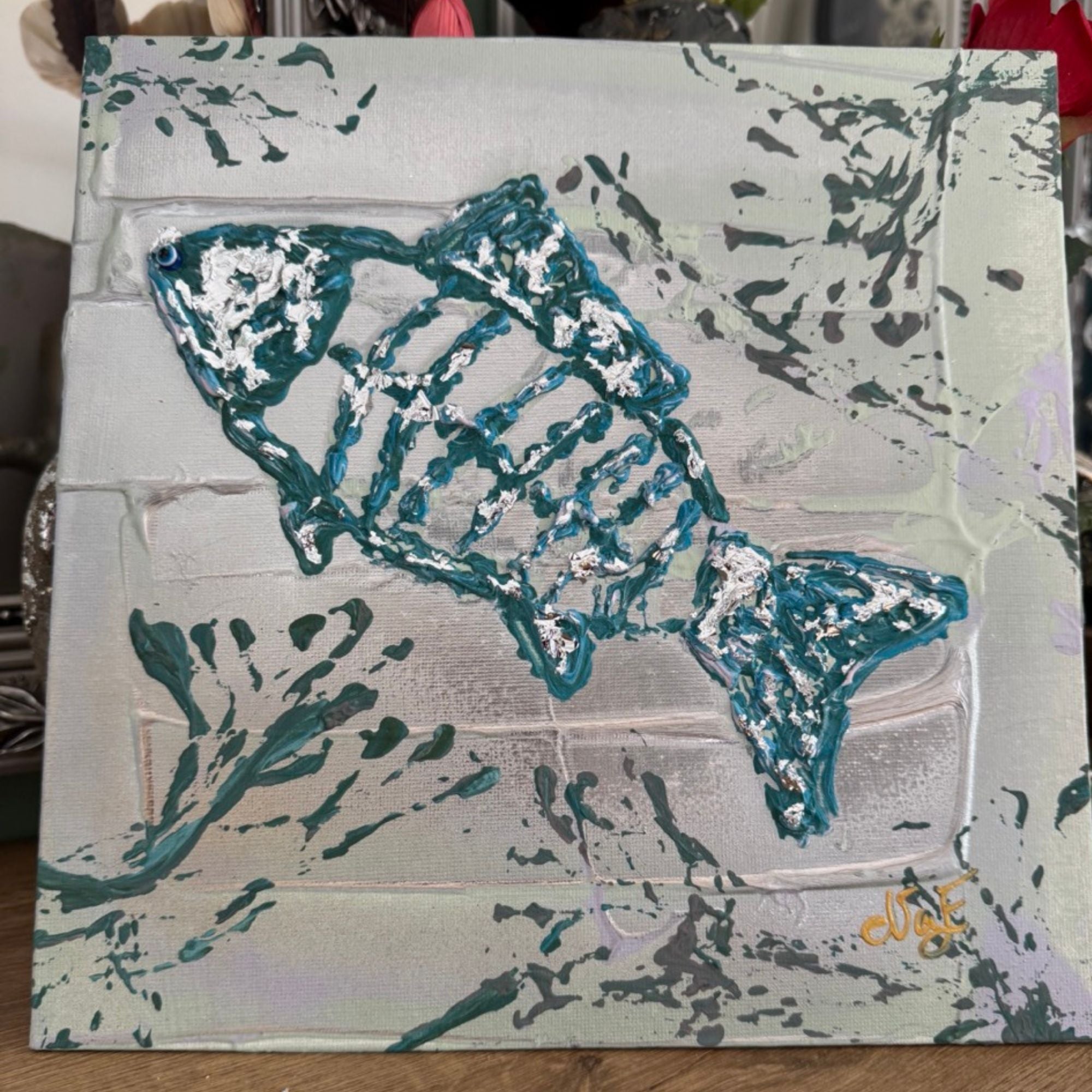 tableau encadré avec poisson en relief et texture bleue et argent