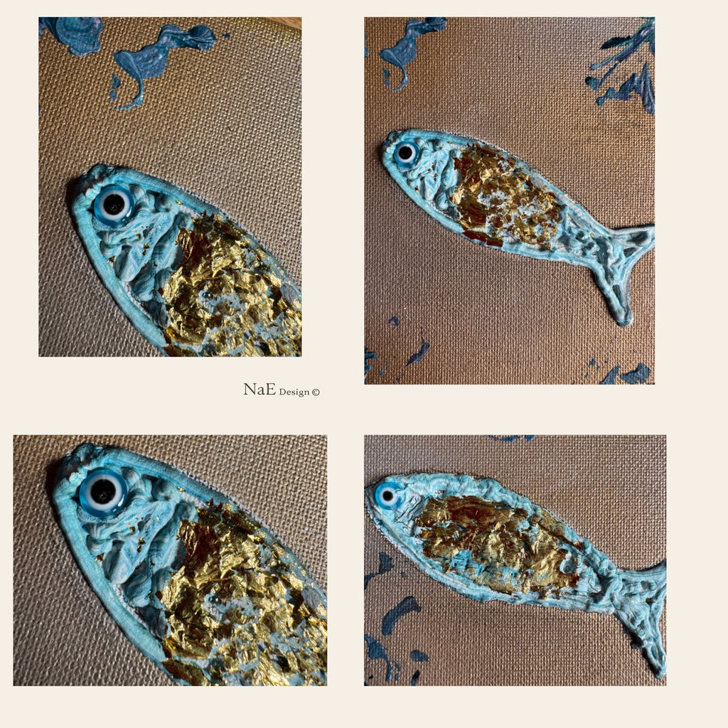 détail d’un poisson en relief bleu avec feuille dorée sur toile texturée