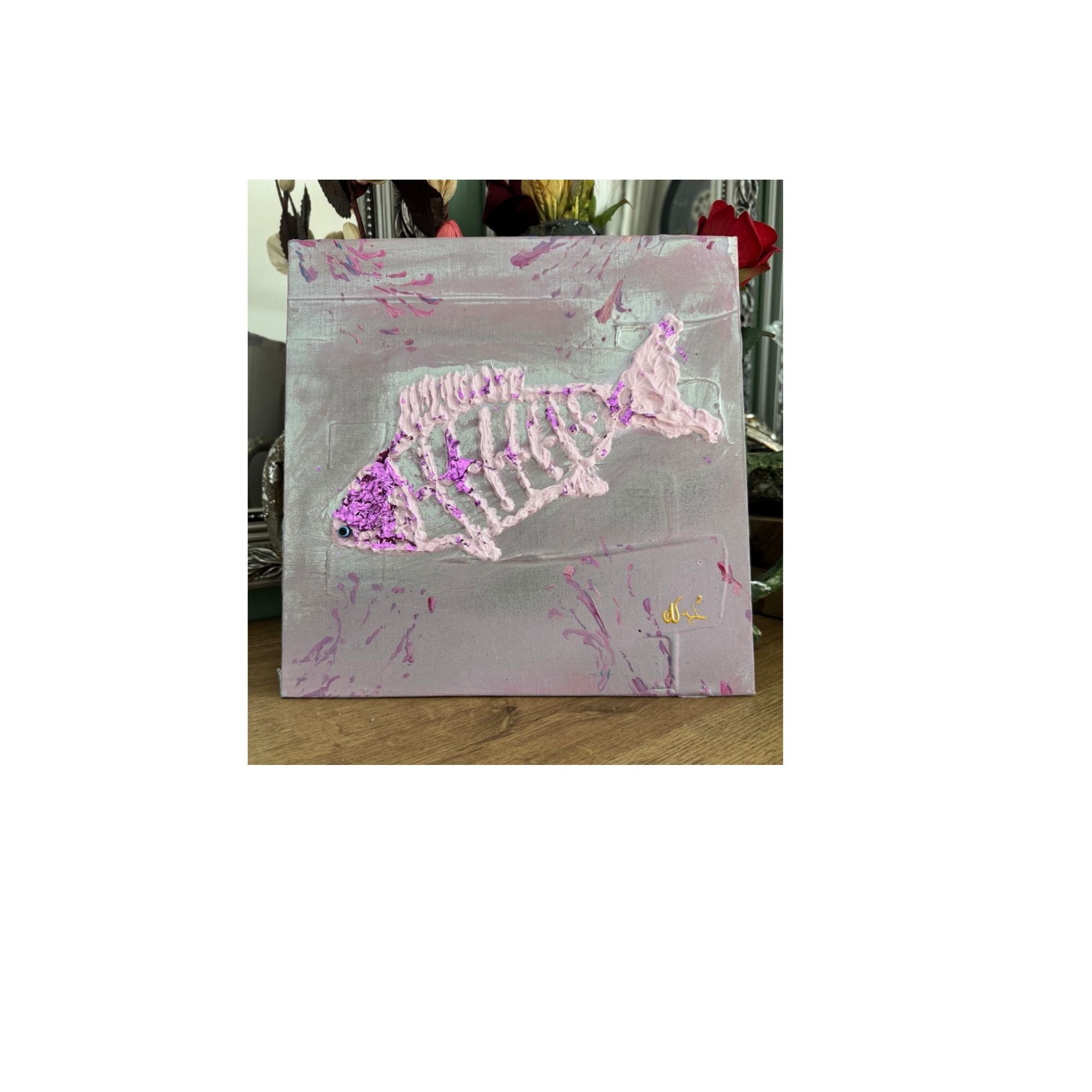 tableau encadré avec poisson en relief et texture rose