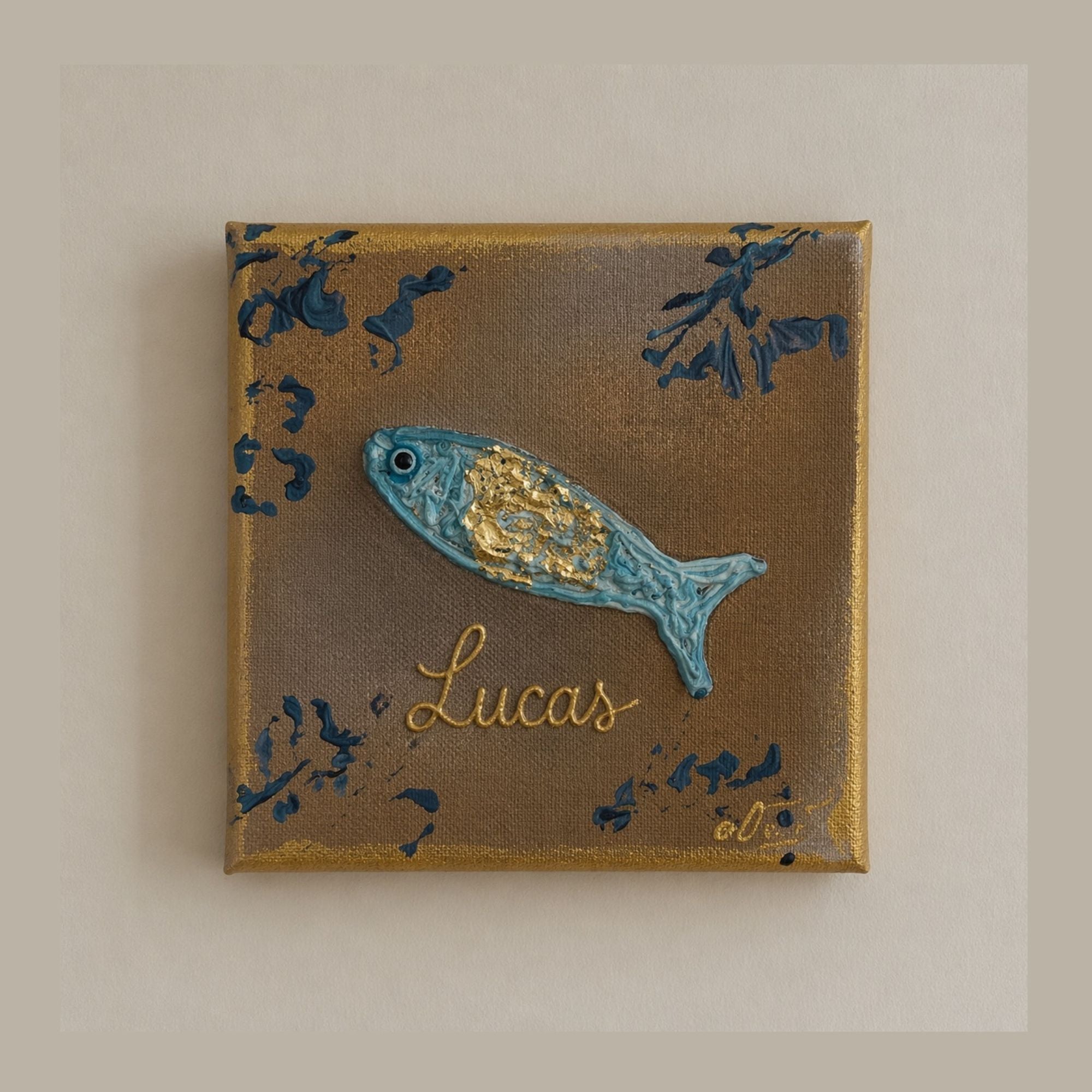 Toile texturée d'un poisson bleu et or