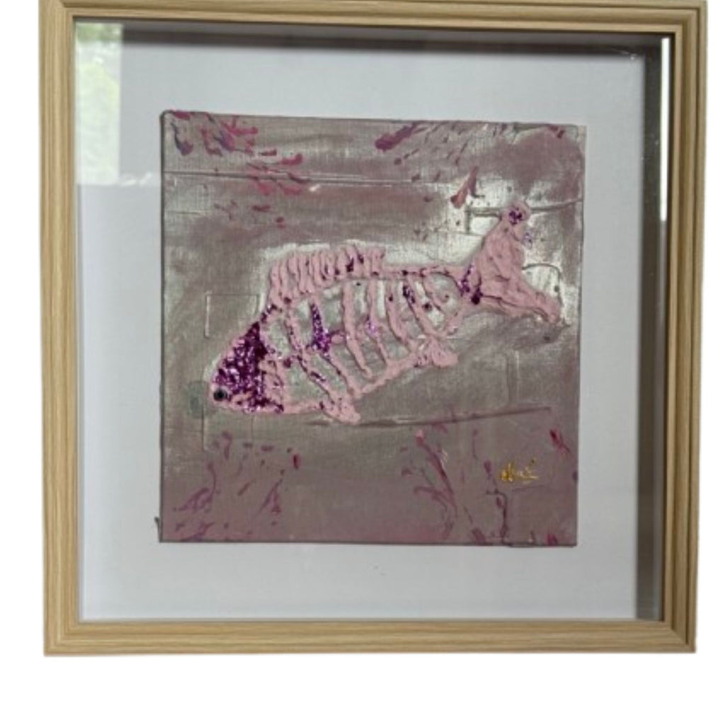tableau encadré avec poisson en relief et texture rose