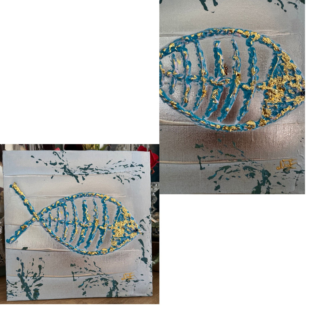 tableau encadré avec poisson en relief et texture bleue  et or