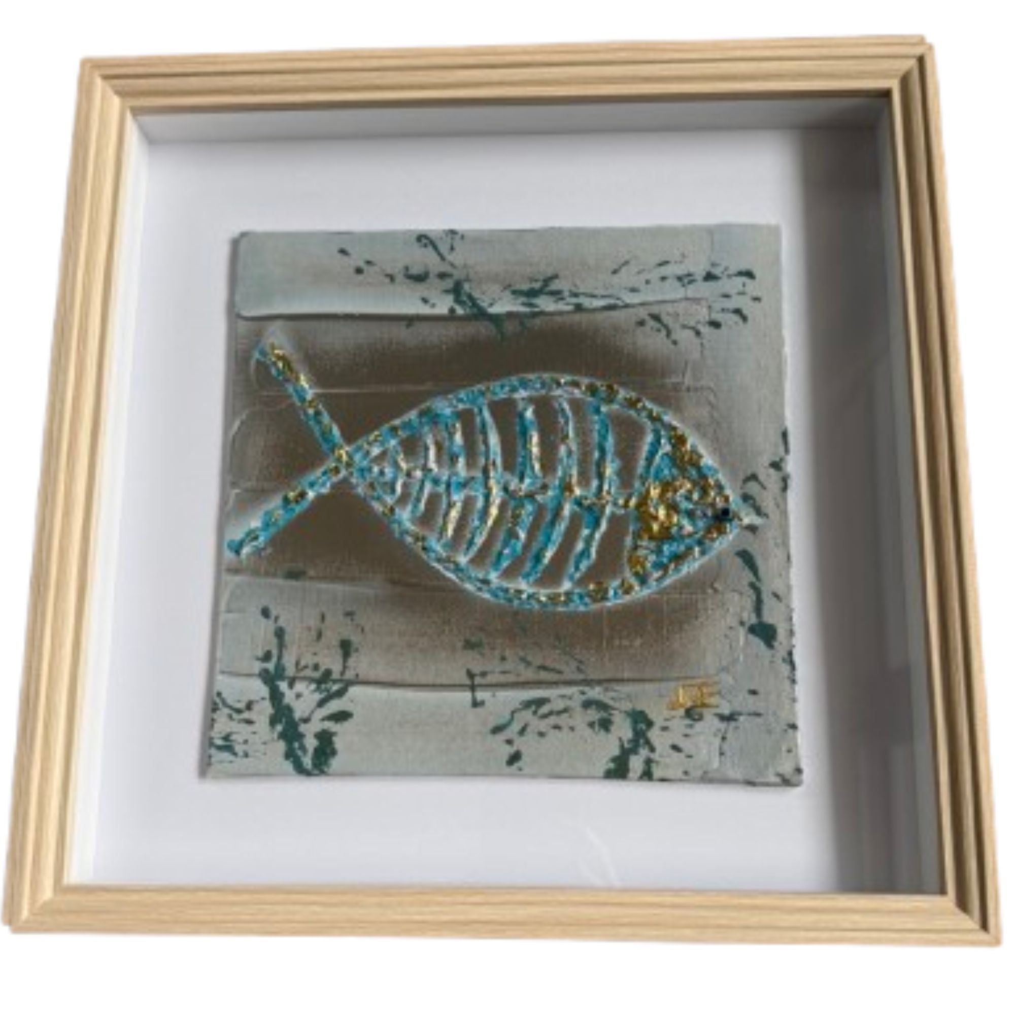 tableau encadré avec poisson en relief et texture bleue et or