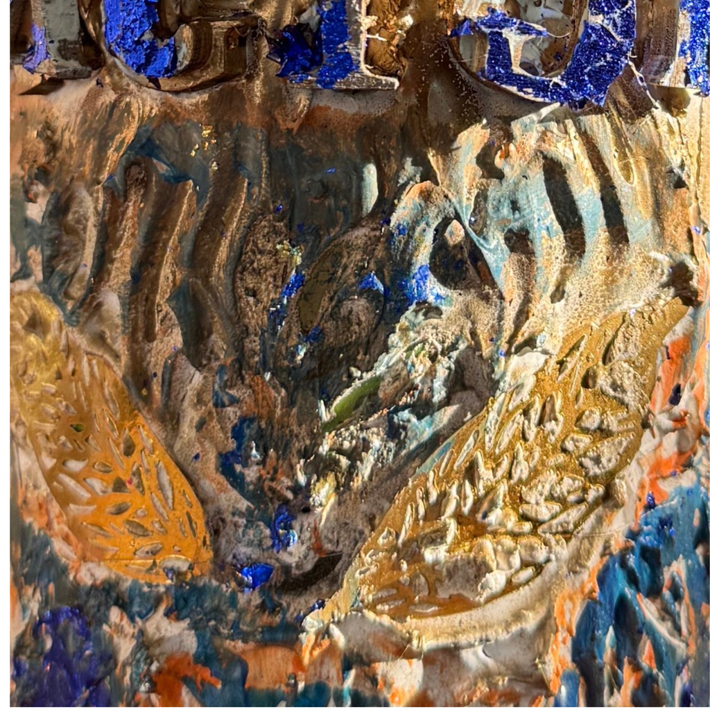 Détail texture en relief bleu et doré sur bouteille décorative artisanale NaE Design avec effet matière