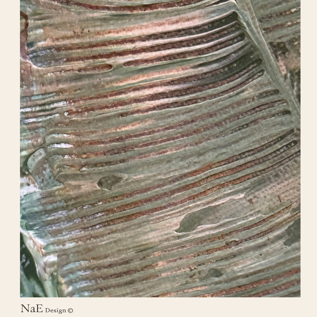 Détail feuilles en relief vert avec cadre bois NaE Design