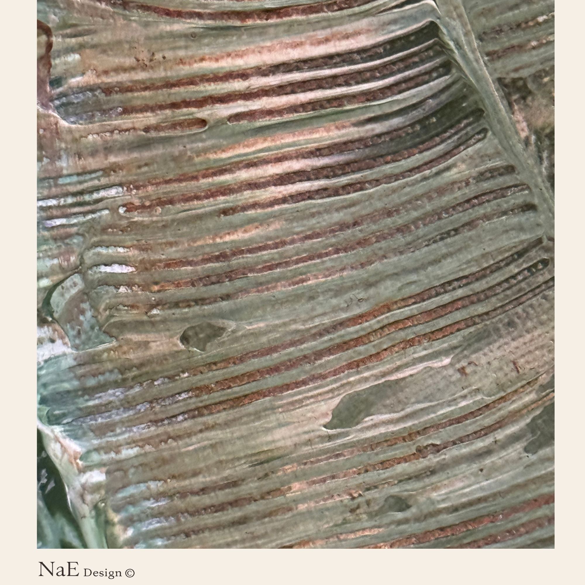 Détail feuilles en relief vert avec cadre bois NaE Design