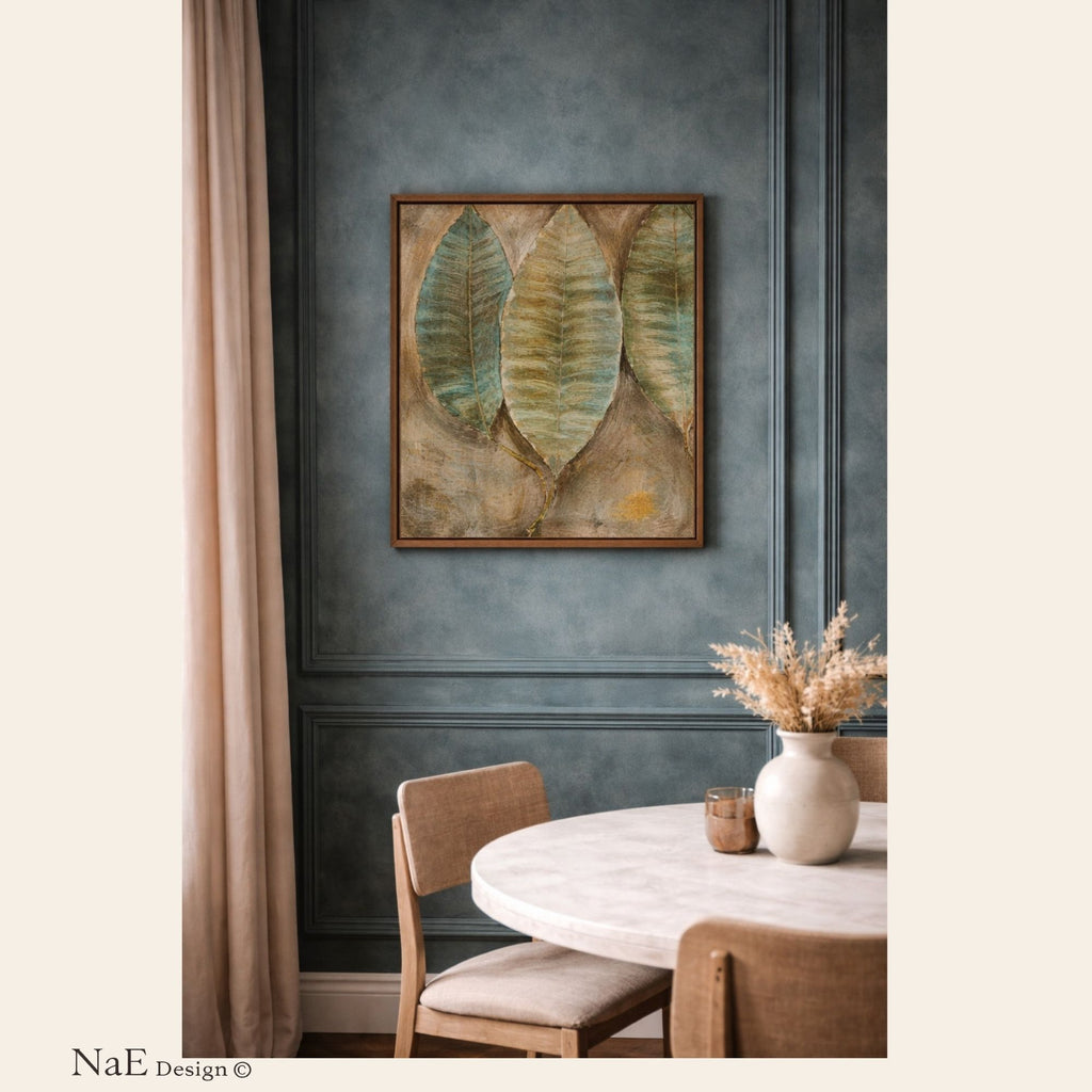 Toile feuilles texturées vert et beige matton  en décoration murale dans un intérieur lumineux mur bleu