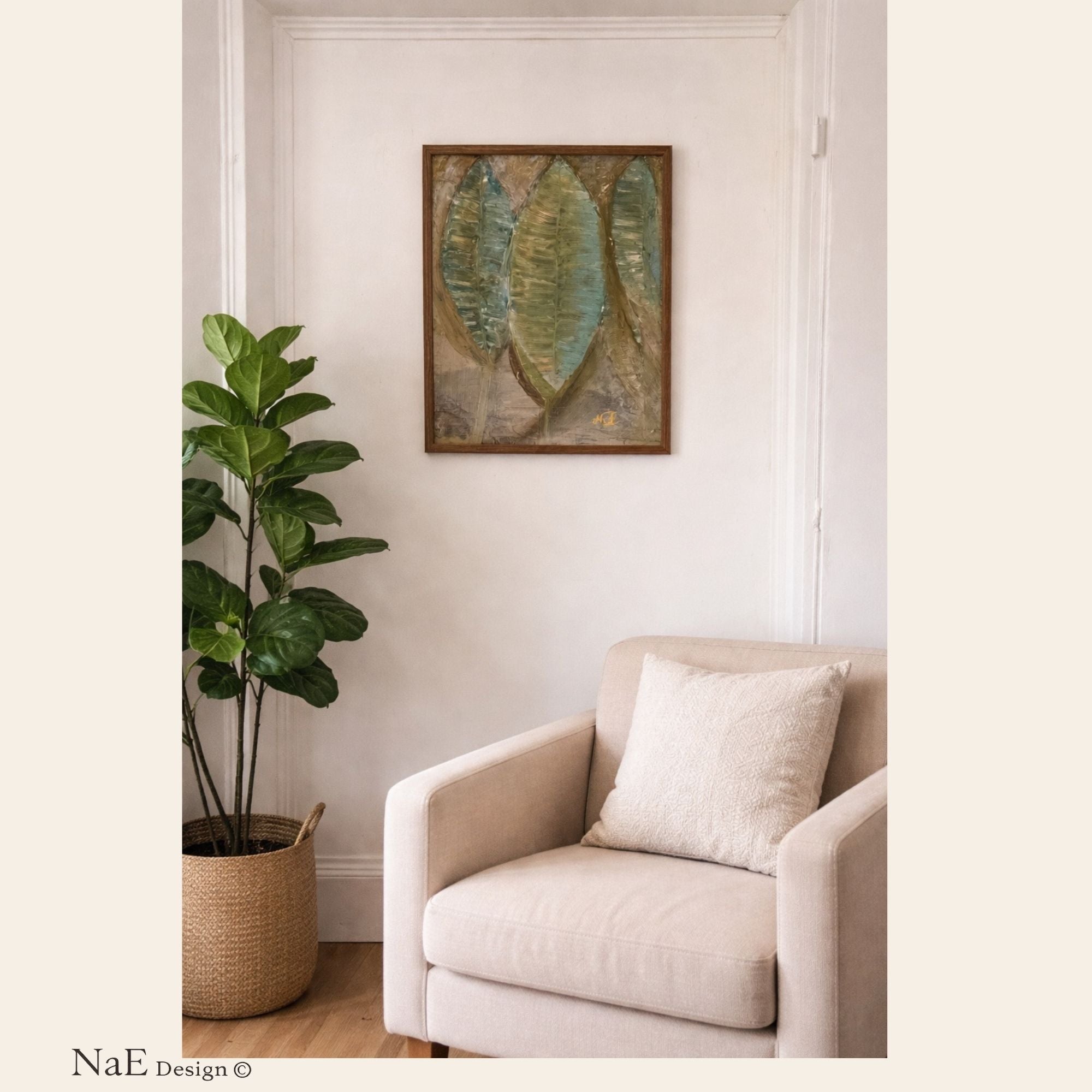 Toile feuilles texturées vert beige marron en décoration murale dans un intérieur lumineux