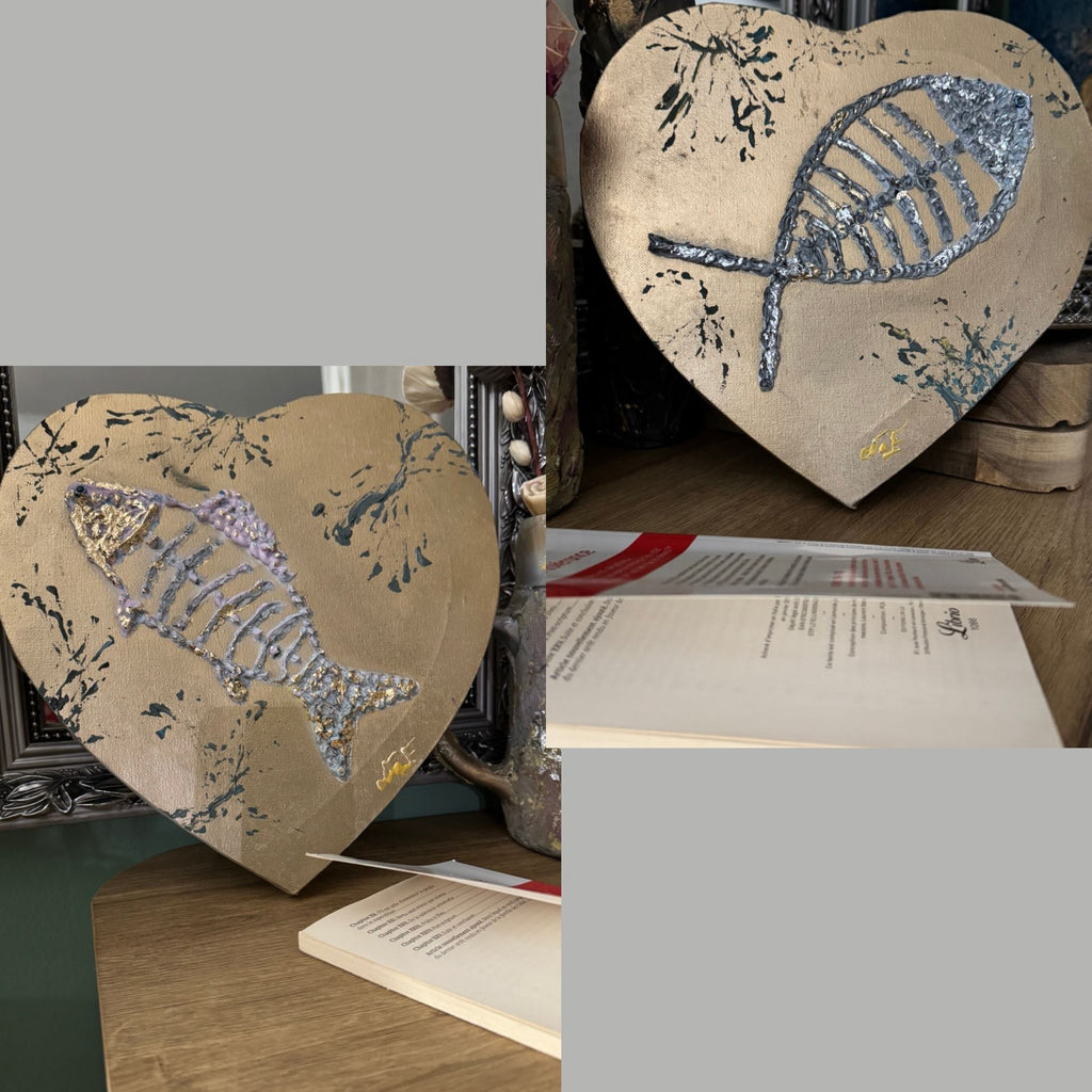tableau en forme de cœur avec poisson en relief et finitions dorées et argentées