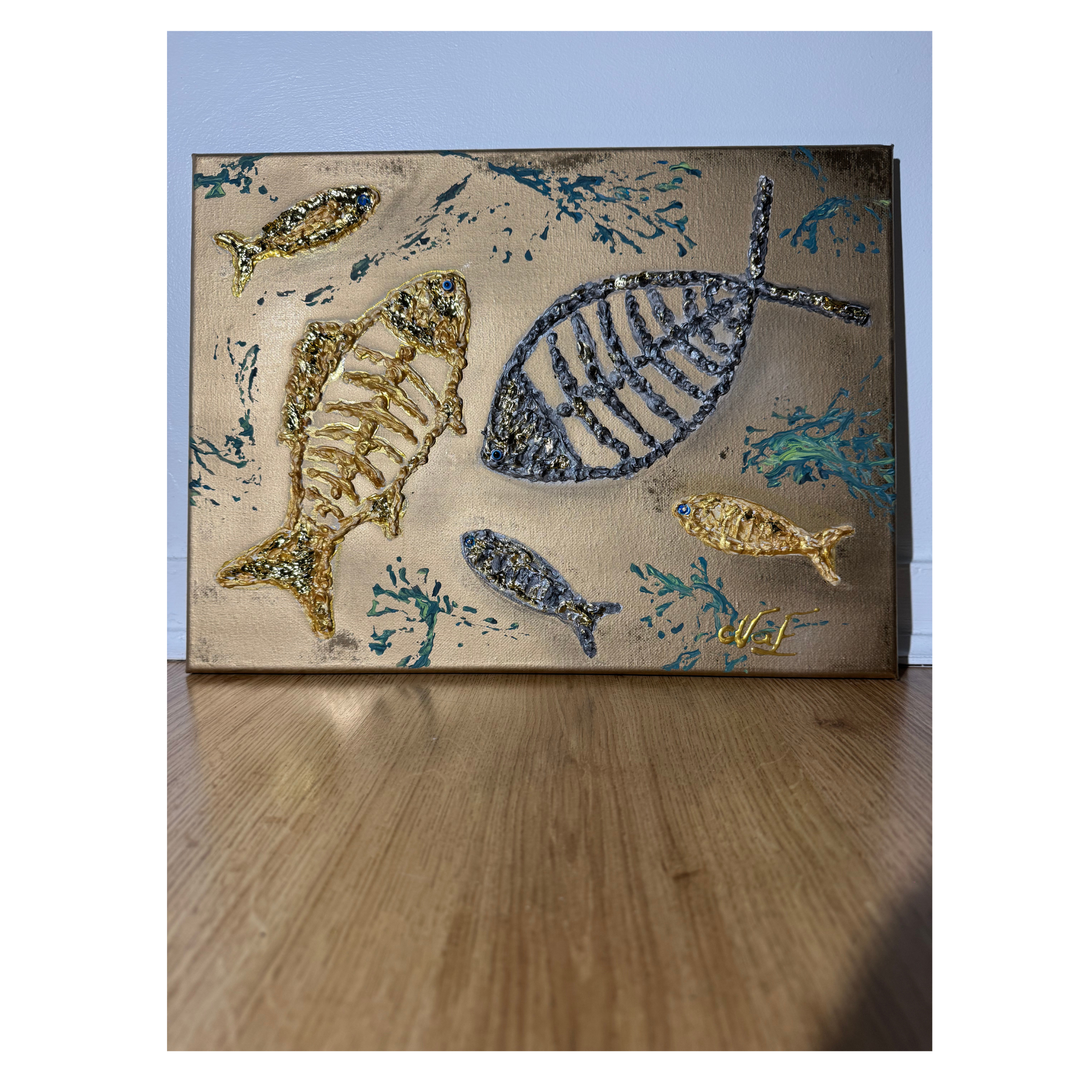 Toile texturée poisson NaE
Design 30x40 cm avec relief et feuille dorée et argent
Décoration murale artisanale