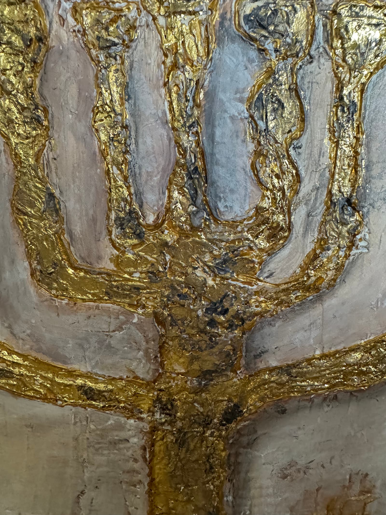 Détail texture enduit feuilles dorées œuvre Menorah Lumière I NaE Design