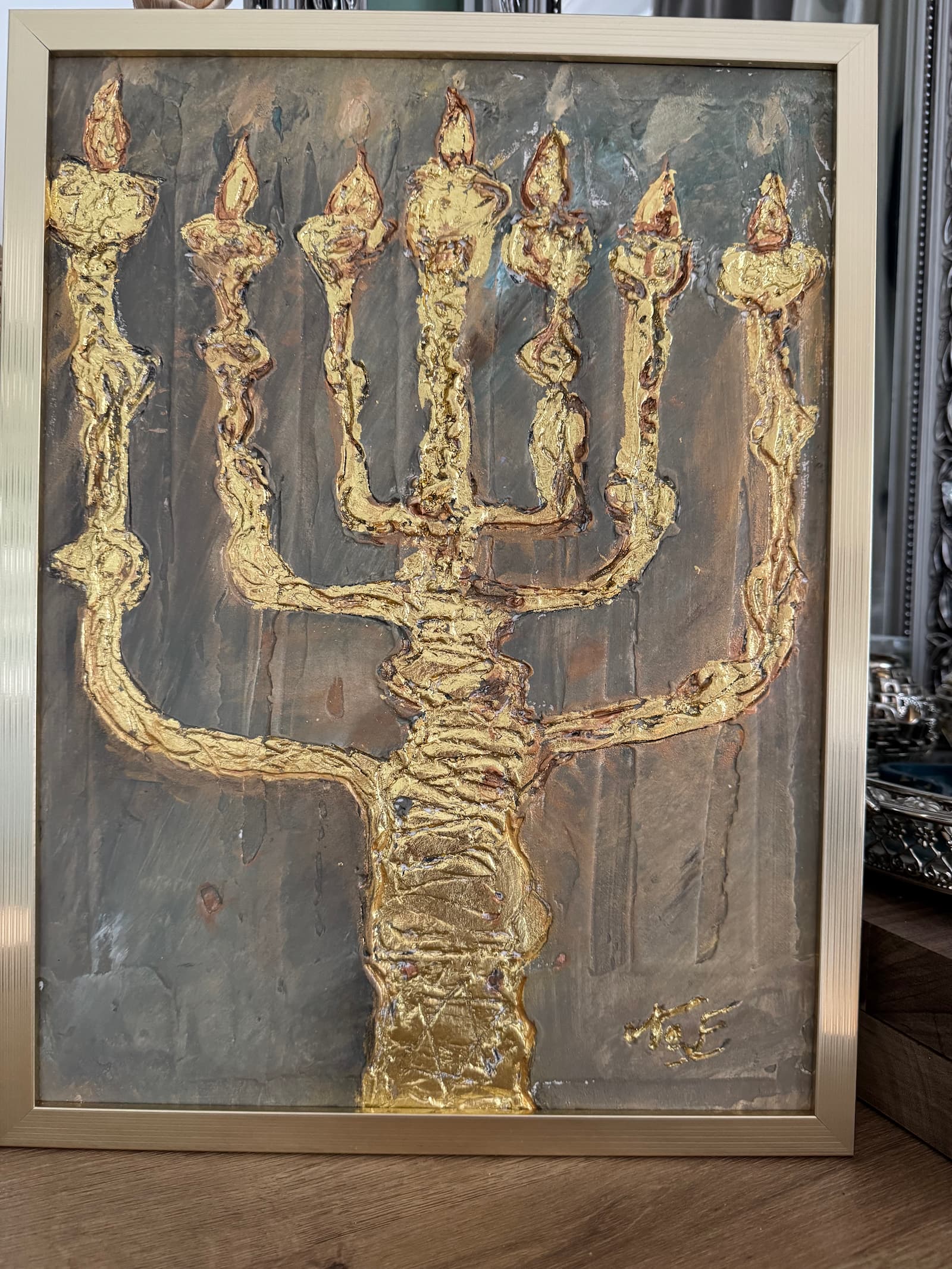 Menorah Éclat III œuvre texturée fond sombre or intense relief profond cadre doré NaE Design