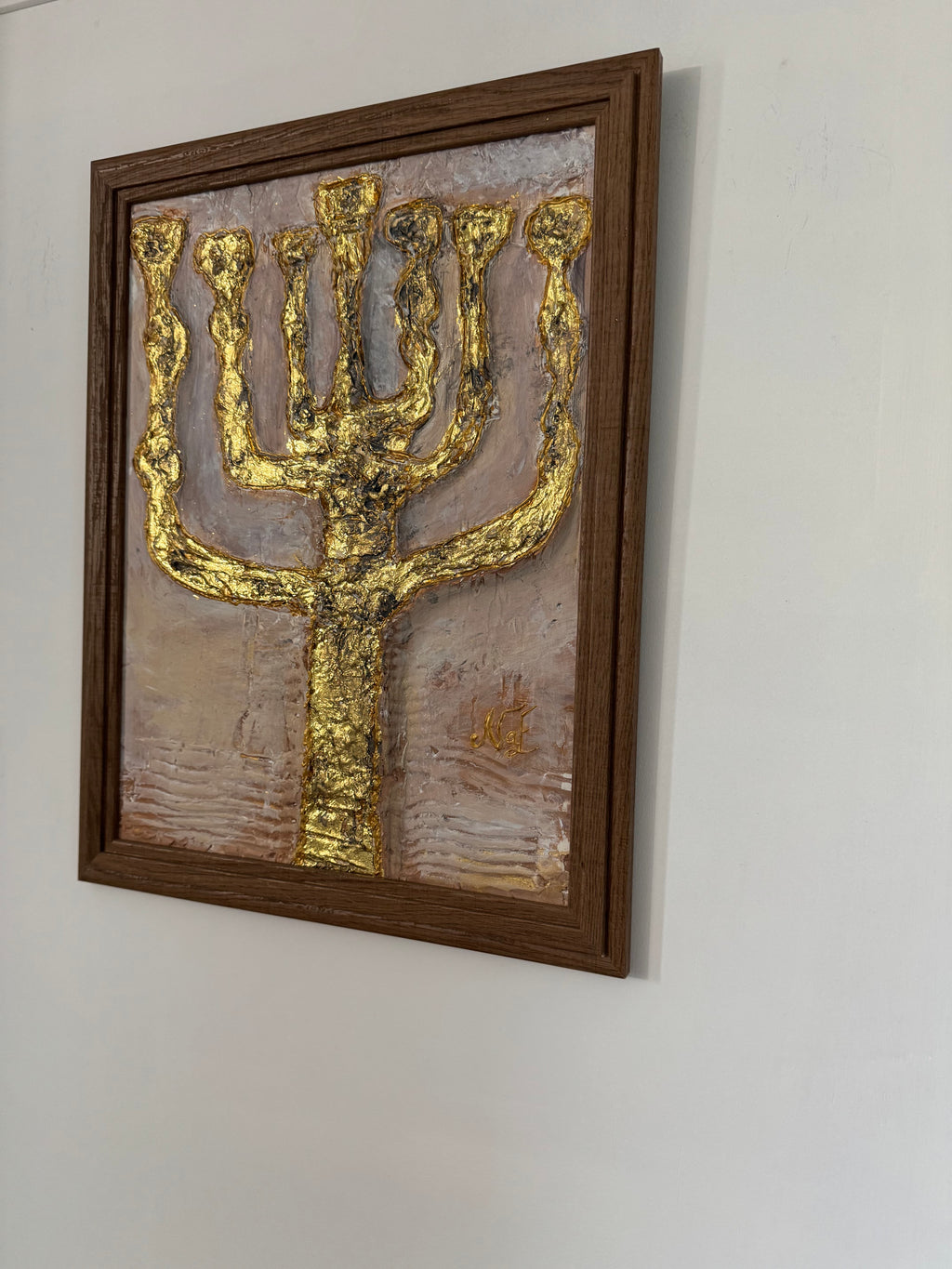 Menorah Lumière I œuvre texturée fond clair relief aérien feuille dorée cadre bois NaE Design