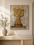Menorah texturée grand format accrochée dans un intérieur contemporain NaE Design
