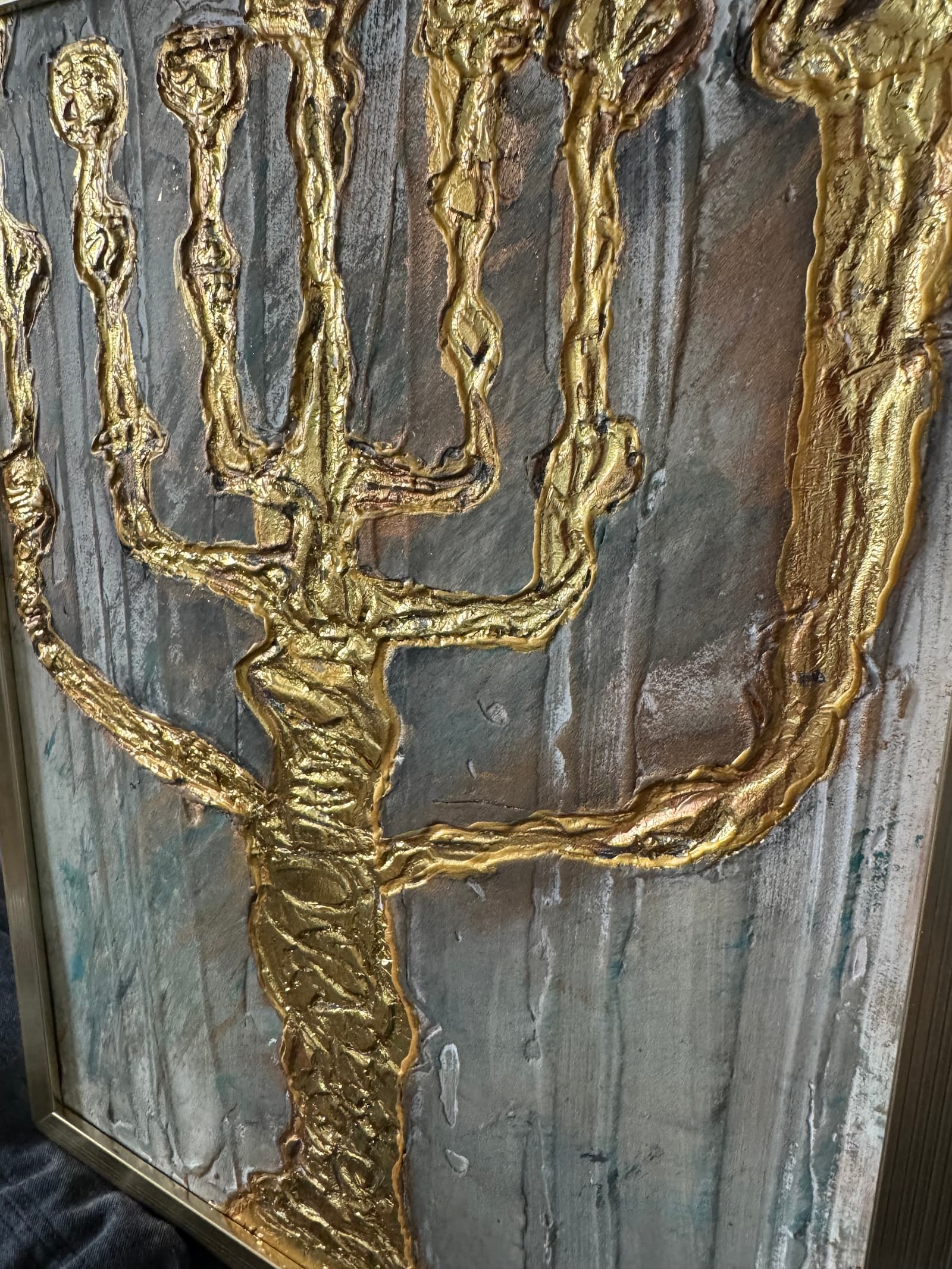 Détail texture enduit sculpté arêtes dorées œuvre Menorah Relief II NaE Design