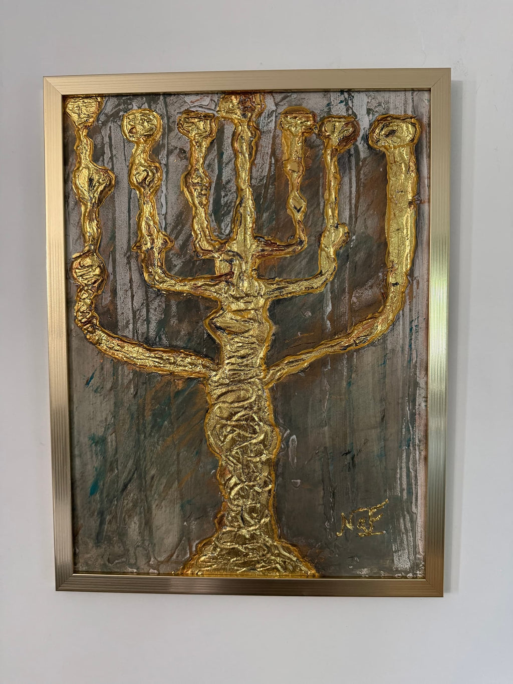 Menorah Relief II œuvre texturée fond intermédiaire saillies prononcées feuille dorée cadre doré NaE Design