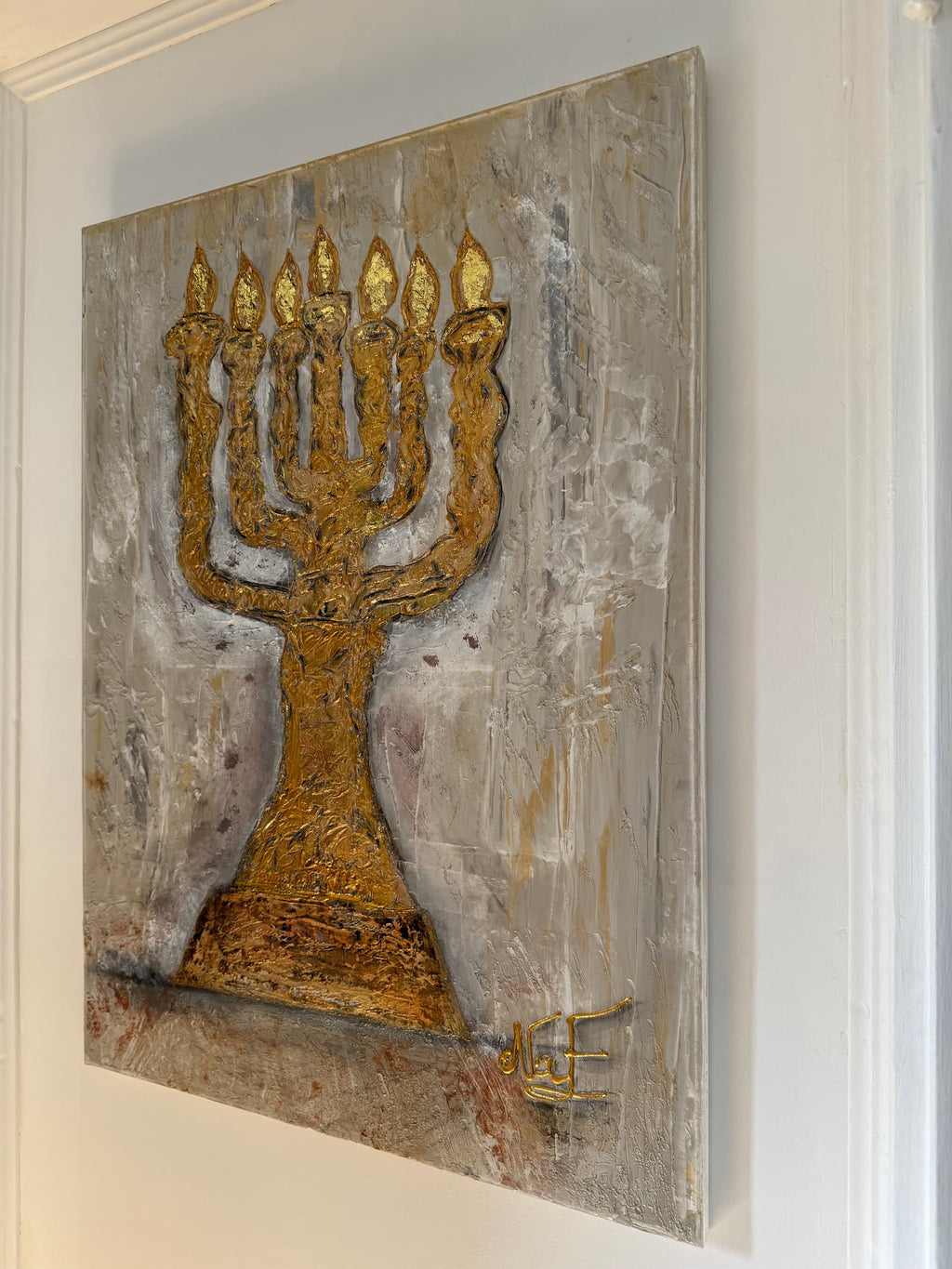 Menorah texturée grand format œuvre d'art relief enduit sculpté feuille dorée profil NaE Design