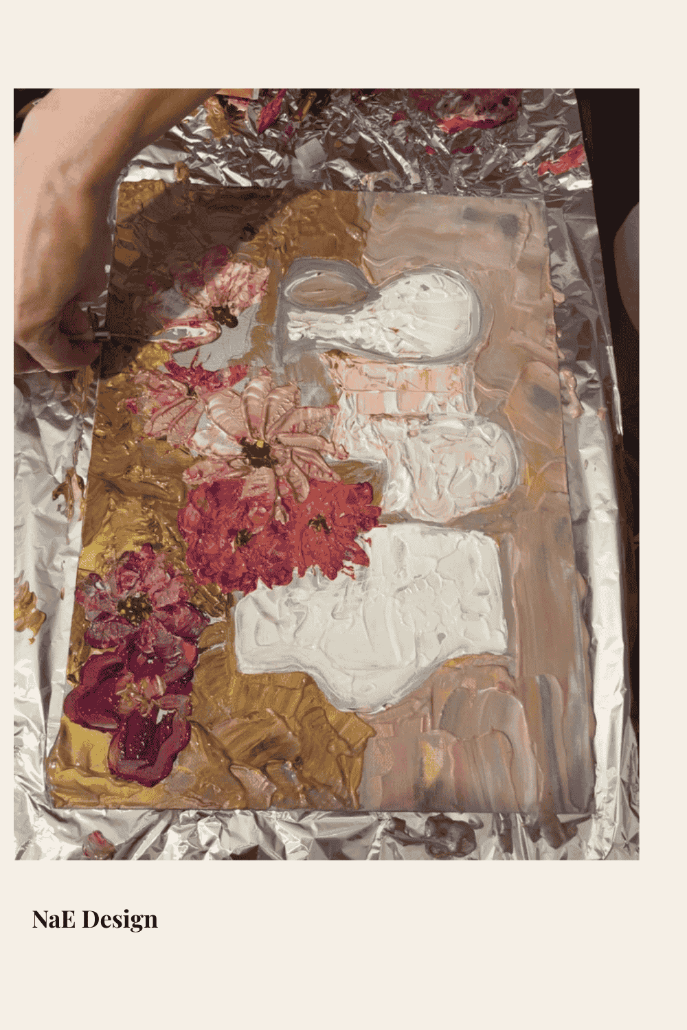 main en train de peindre Toile décorative fleurs texturées en relief dans des vases pour décoration murale élégante