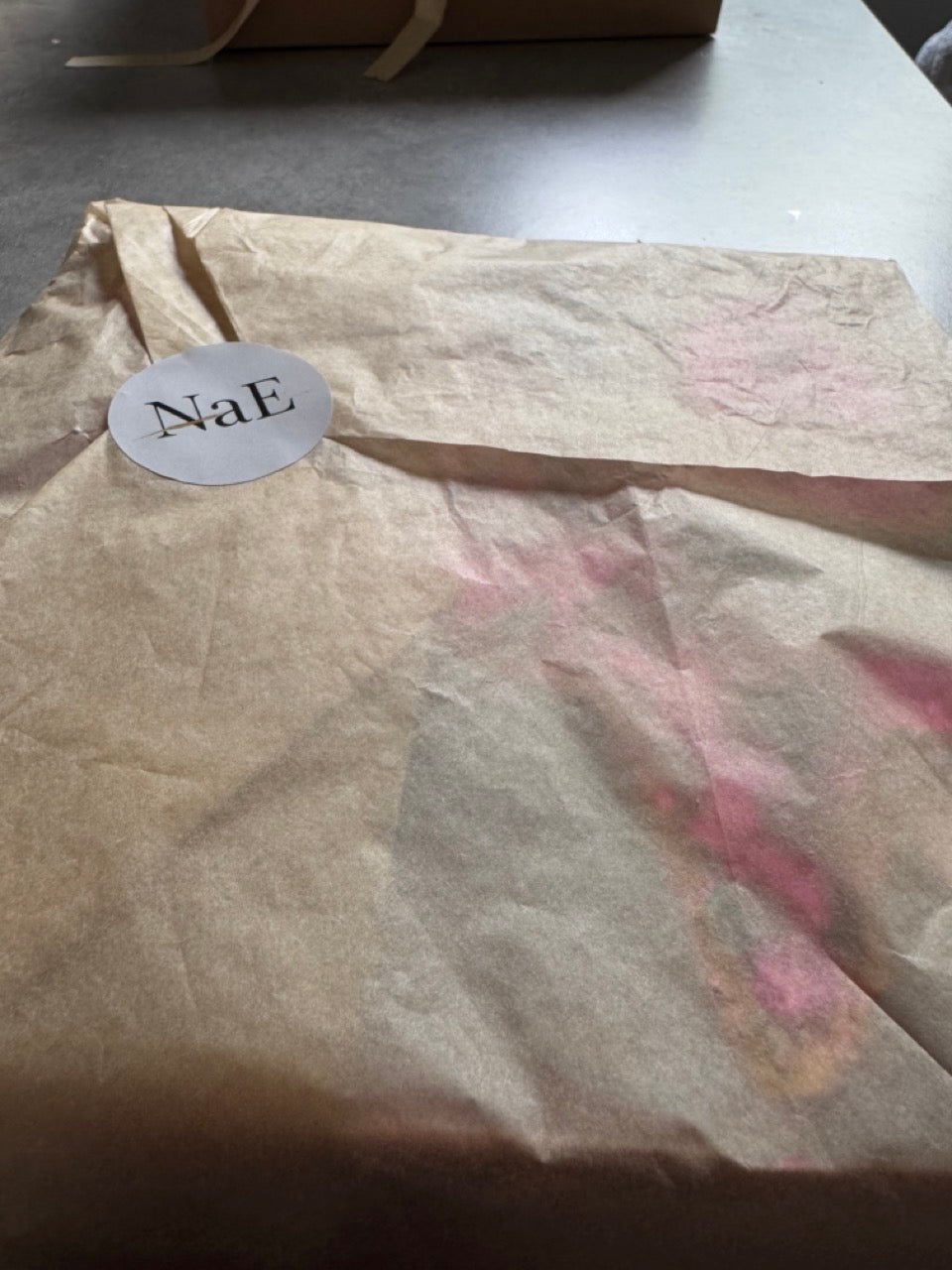 Toile personnalisée enfant avec prénom en relief, poisson texturé rose et doré fait main à Paris, cadeau naissance unique, NaE Design - emballé dans du papier de soie