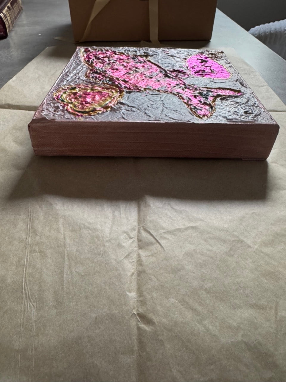 Toile personnalisée enfant avec prénom en relief, poisson texturé rose et doré fait main à Paris, cadeau naissance unique, NaE Design vue de profil