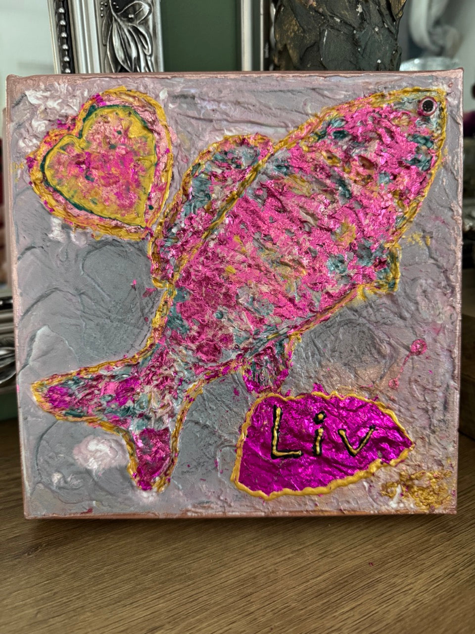 Toile personnalisée enfant avec prénom en relief, poisson texturé rose et doré fait main à Paris, cadeau naissance unique, NaE Design