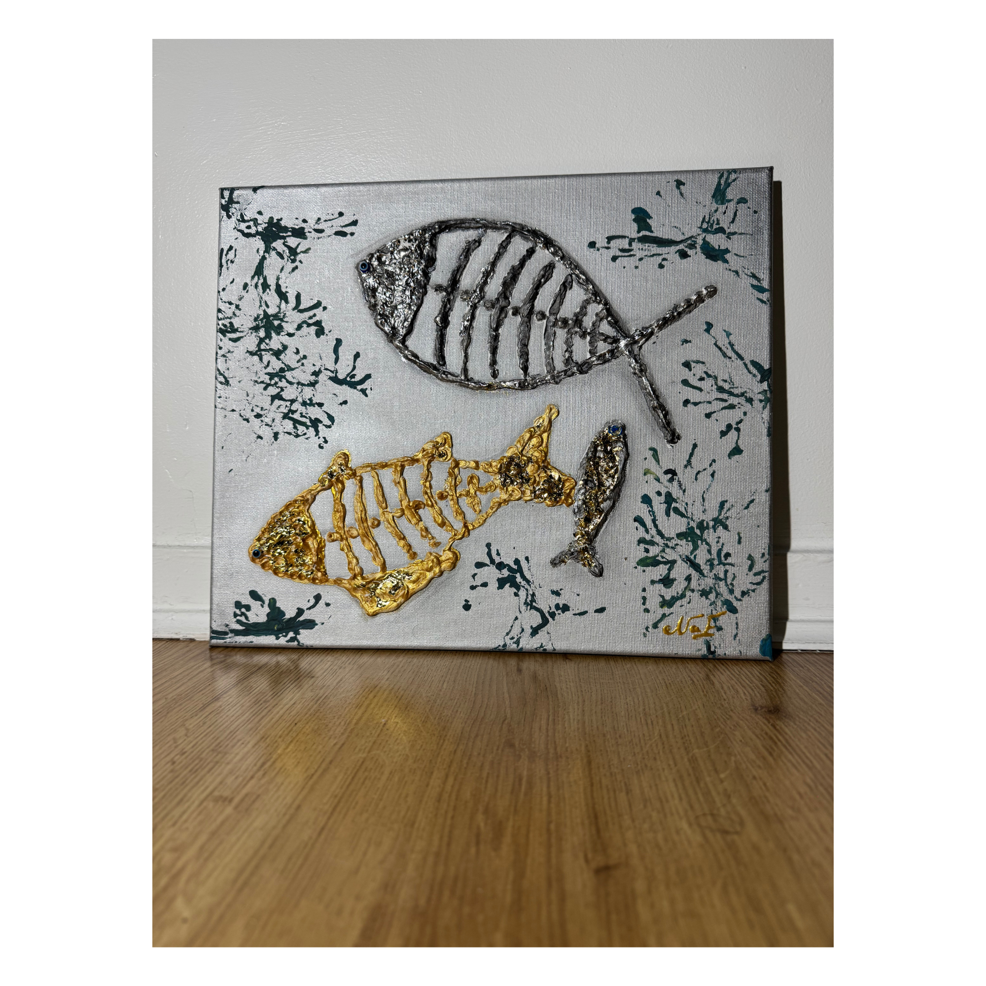 Toile texturée 3 poissons NaE
Design 30x35 cm avec relief et feuille dorée et argent
Décoration murale artisanale