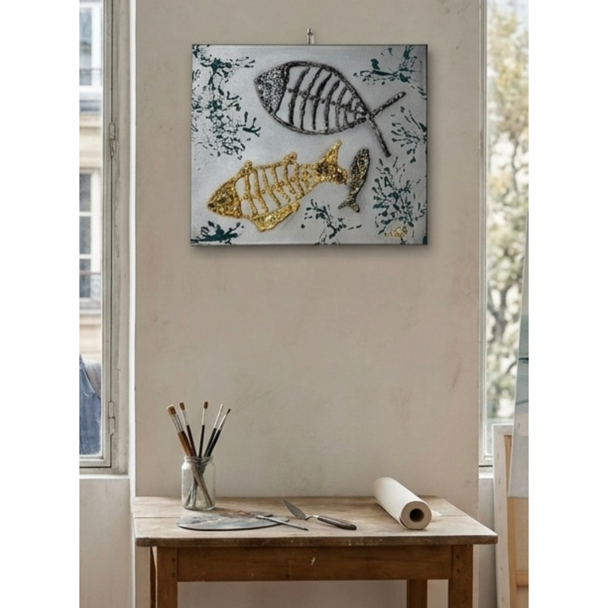 Toile texturée poisson NaE
Design 30x40 cm avec relief et feuille dorée et argent
au dessus d'un bureau