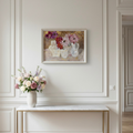 Toile décorative fleurs texturées en relief dans des vases pour décoration murale élégante accrochée sur un mur blanc au dessus d'une console