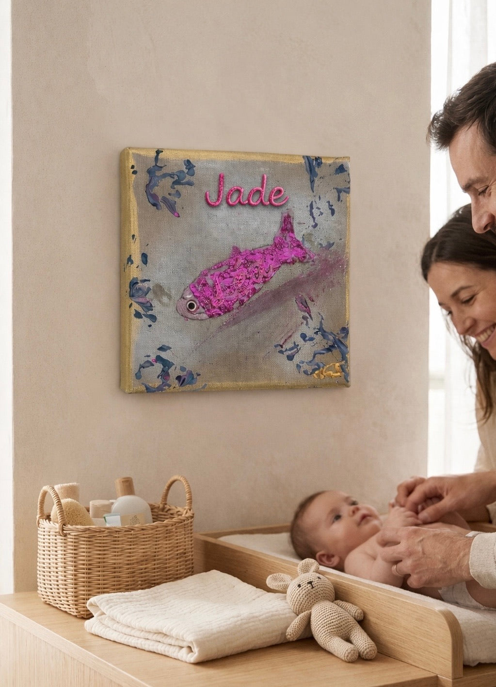 Toile texturée parsonnalisée Jade fuschia au dessus d'une table à langer pour bébé