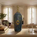 Bouteille décorative NaE Design en relief bleu et doré présentée dans un intérieur élégant
