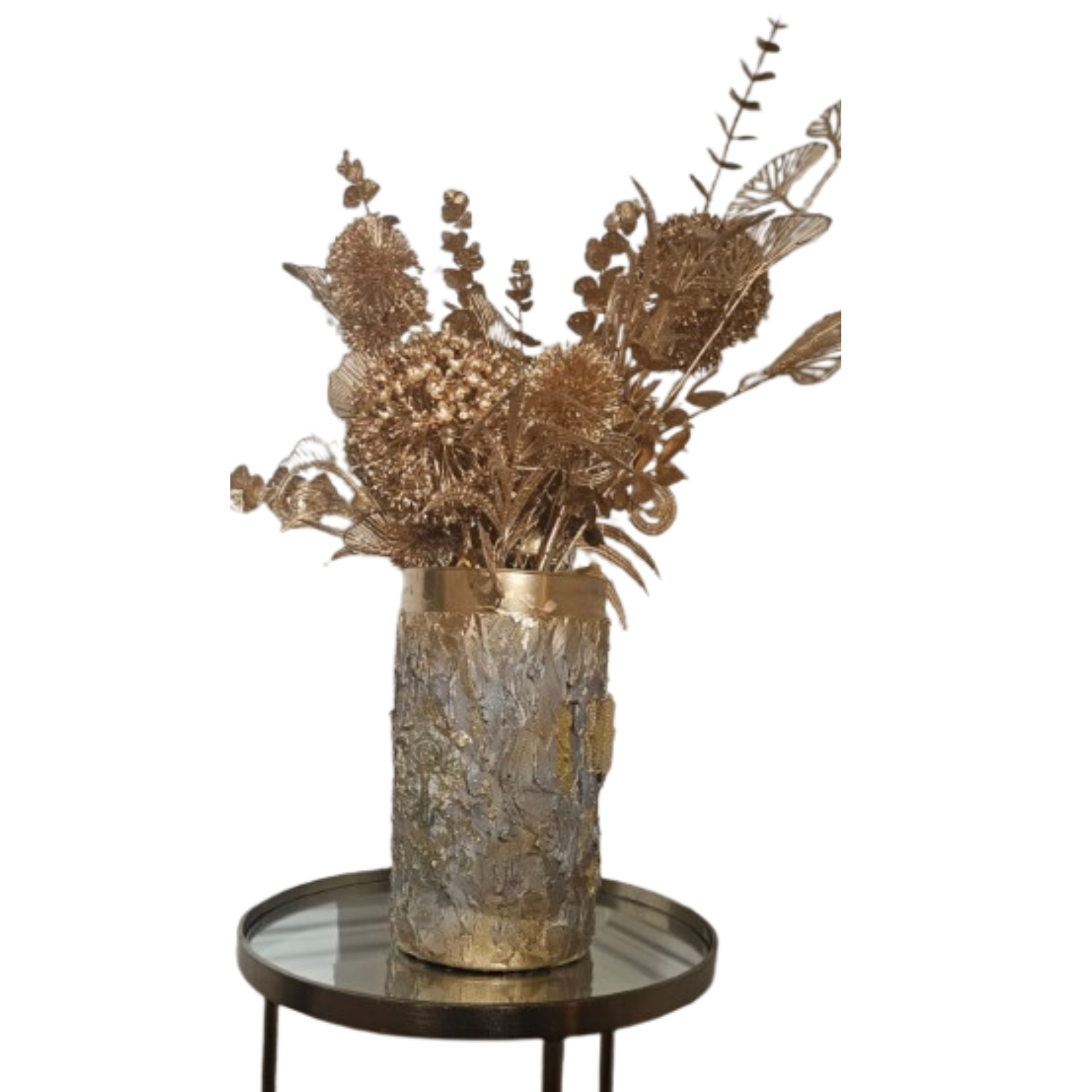 Vase beige or marron avec des fleurs dorées,  posé sur une table de salon 