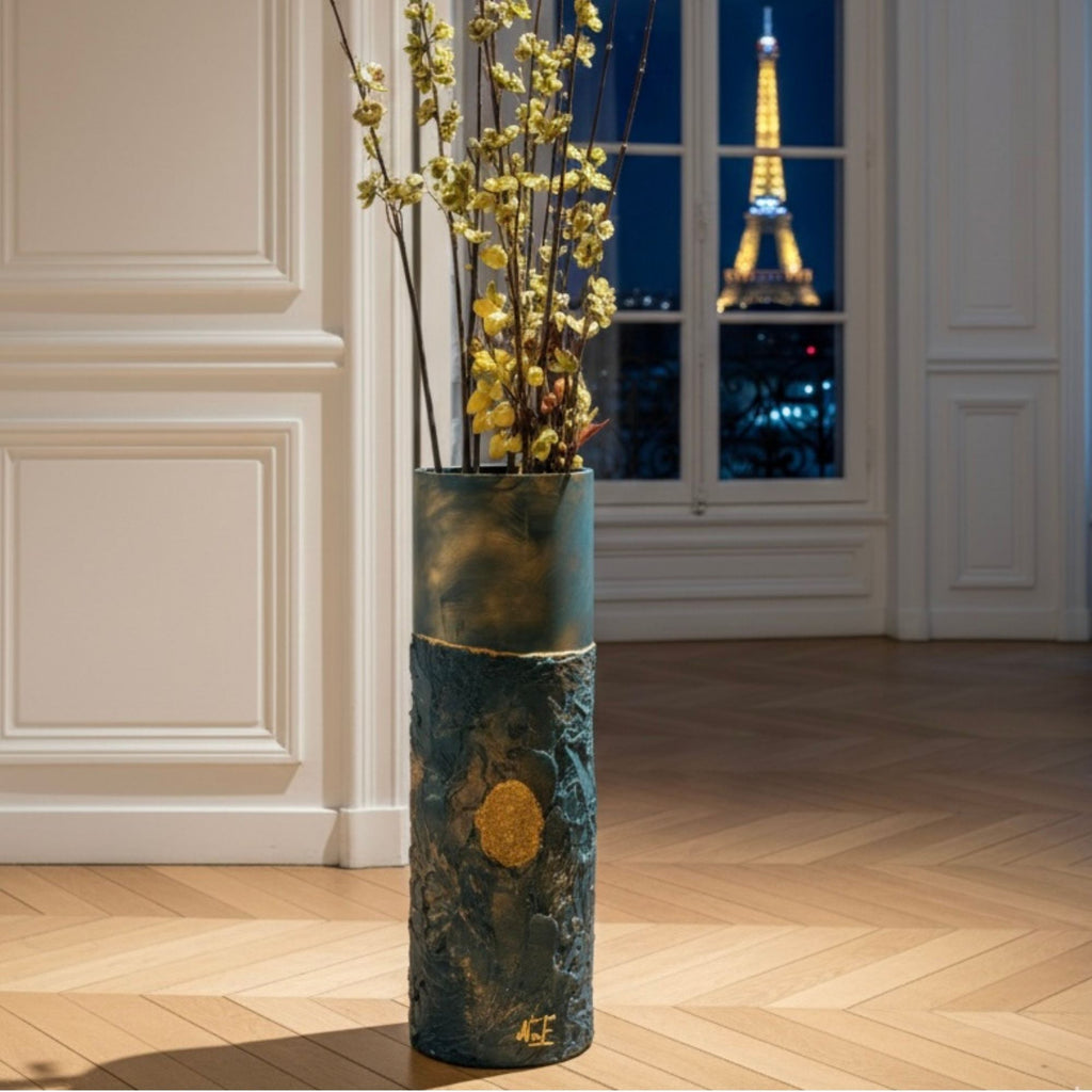 Grand vase fleuri texturé bleu et or reliefs vue Tour Eiffel