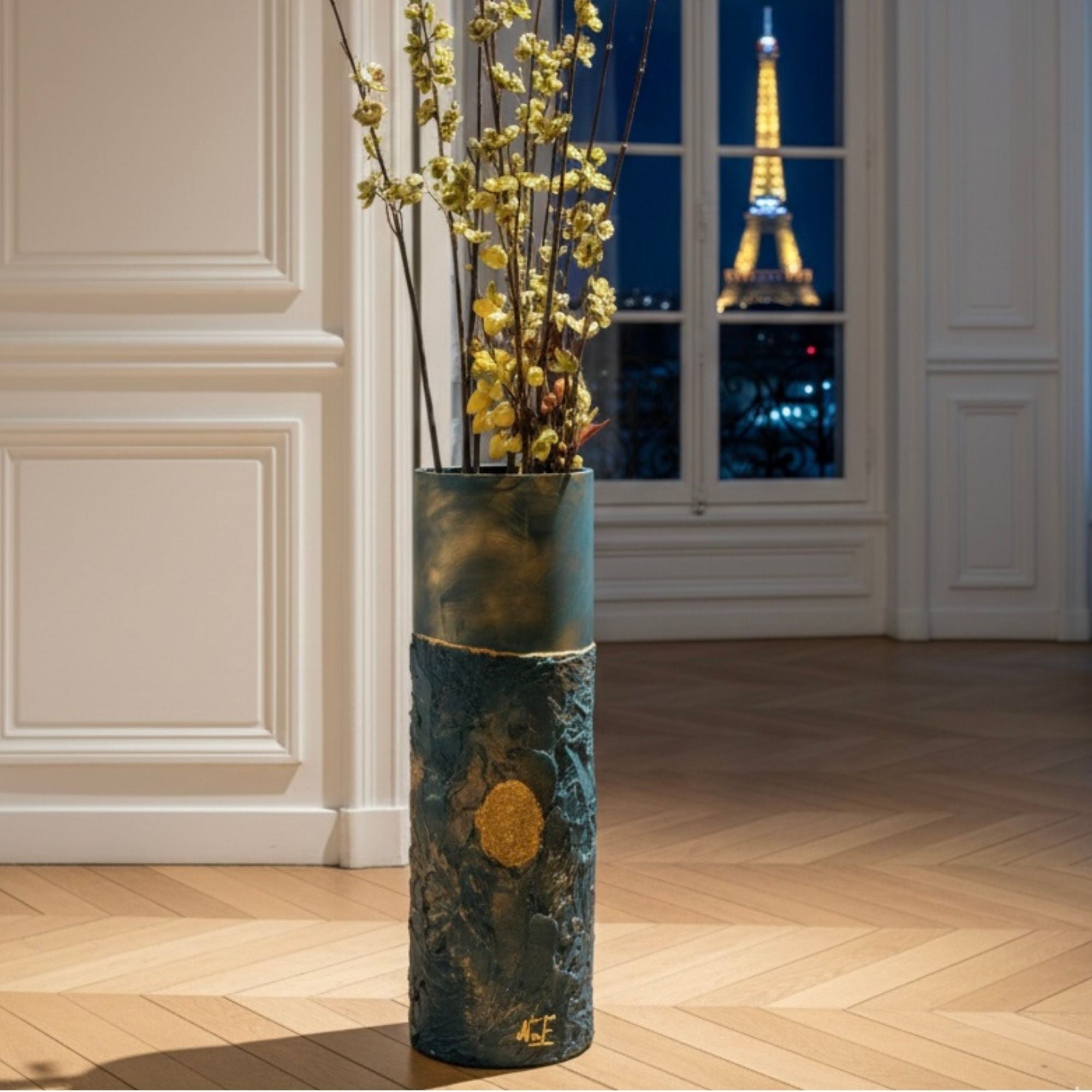 Grand vase fleuri texturé bleu et or reliefs vue Tour Eiffel
